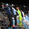 Daniel BIEROFKA Trainer 1860 und die Mannschaft stehen auf dem Zaun und feiern mit den Fans Fussball