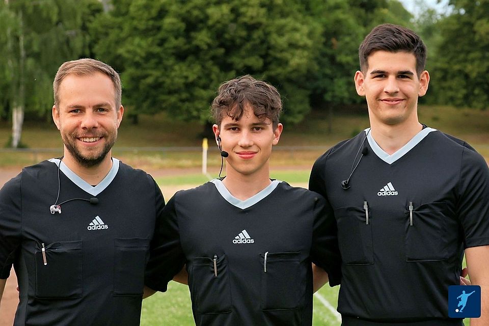 Fynn Walter (Mitte) pfeift künftig Hessenliga. Fynn Walter (Mitte) pfeift künftig Hessenliga.