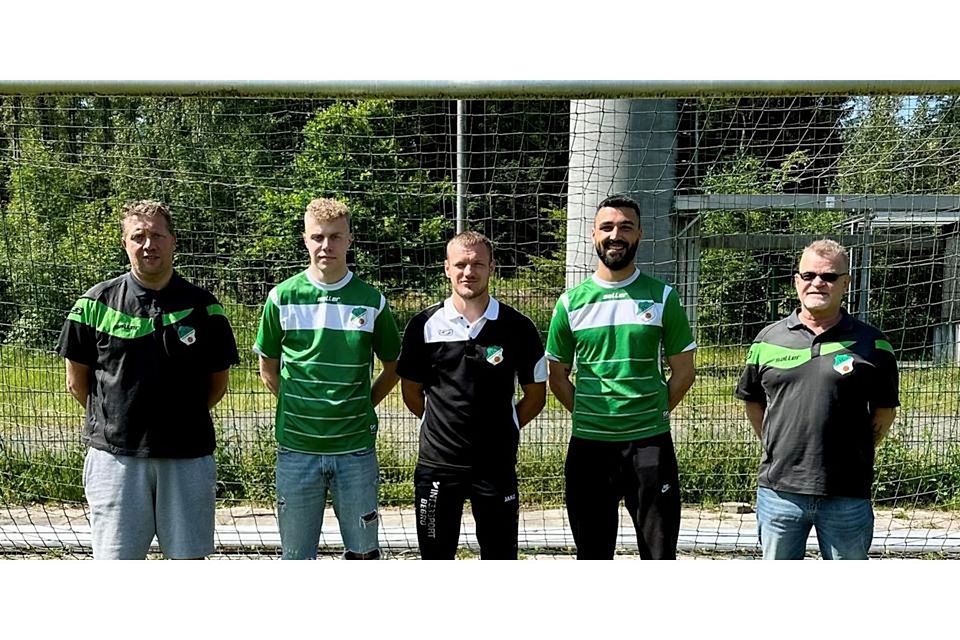 Trainer Marco Braun (v. l.) begrüßt beim FC Niederroßbach die Spieler Maurice Braun, Serhii Bubka und Okan Kunt. Co-Trainer Stefan Hof ist seit der Rückrunde dabei. Foto: Julia Mittler © Julia Mittler