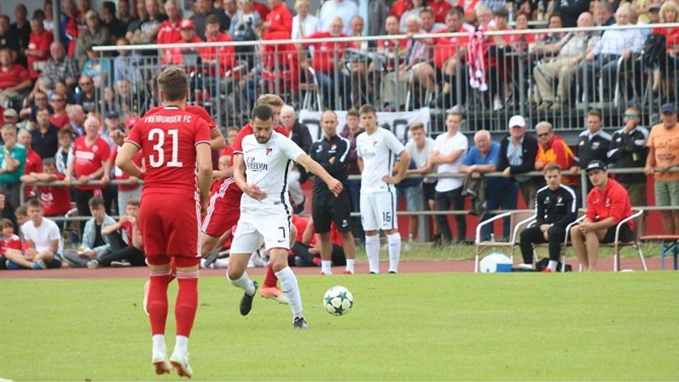 Andrey Nagumanov setzt sich im Zweikampf durch. Durch ein Kopfballtor des Russen besiegt der TSV Ilshofen den Freiburger FC mit 3:1 in der Relegation. Ilshofen steigt in die Oberliga auf.  Viktor Taschner