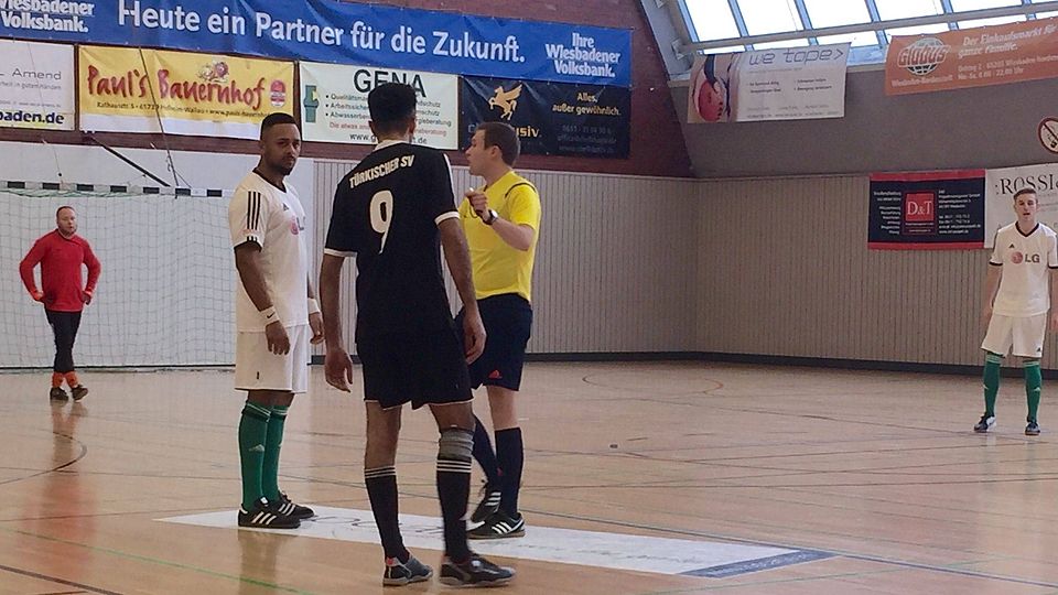 Viel Feuer drin im Spiel zwischen Schierstein 08 und dem Türkischen SV. Dennoch weitestgehend sehr fairer Fußball in den Gruppen 3 und 4 beim Schiedsrichterturnier in Wiesbaden. Foto: M. Dornhöfer.