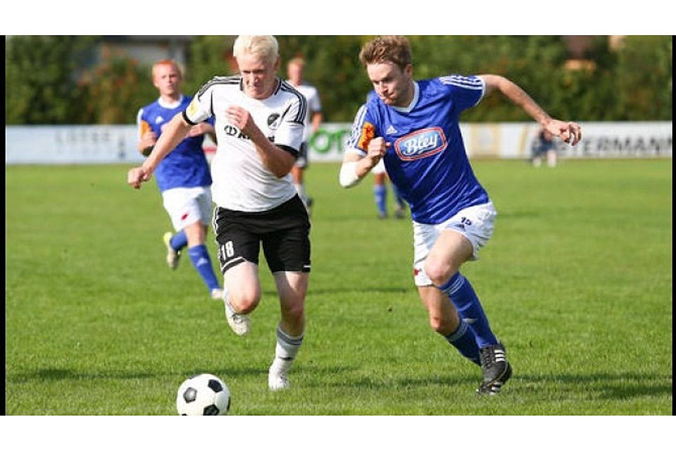 Im blau-weißen Trikot jagt Julian Harings dem Ball nach: Mit dem SSV Jeddeloh ist der Sandkruger  (hier  gegen den SV Spelle-Venhaus) in der vergangenen Saison in die Regionalliga aufgestiegen. Volkhard Patten