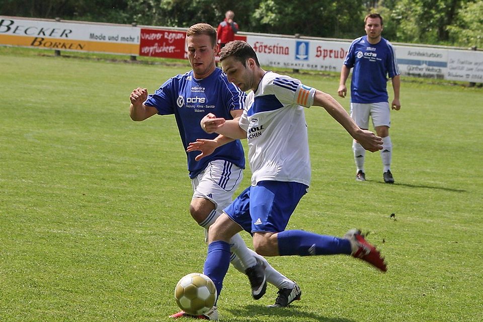 F: Duscha SG-Kapitän Roman Bernhardt (weißes Trikot) hat gegen Aufsteiger Gudensberg sein Team mit 1:0 per Freistoßhammer in Führung geschossen.