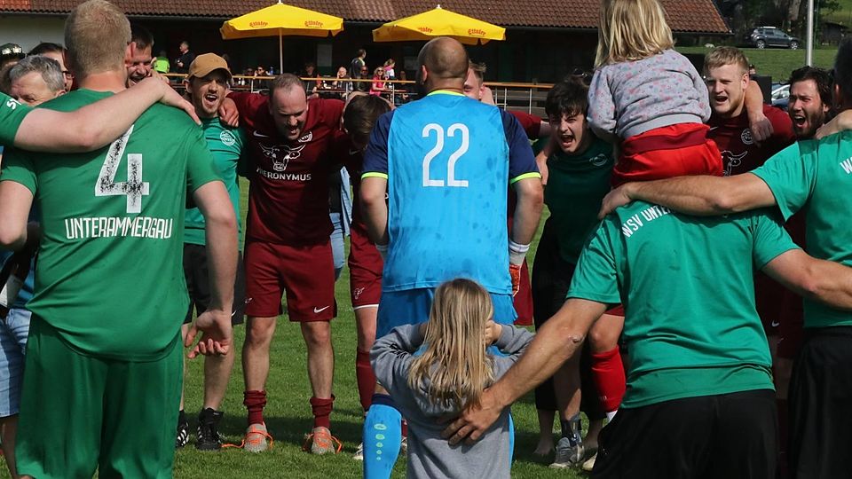 Der Anfang der Party: Torhüter Marco Diroma (in Blau) heizt seinen Mitspielern nach dem Abpfiff ordentlich ein.