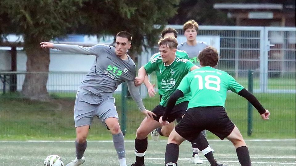 Sorgt für ordentlich Betrieb: Landesliga-Leihgabe Murat Höbekkaya (l.) trifft auch zum späten Ausgleich.
