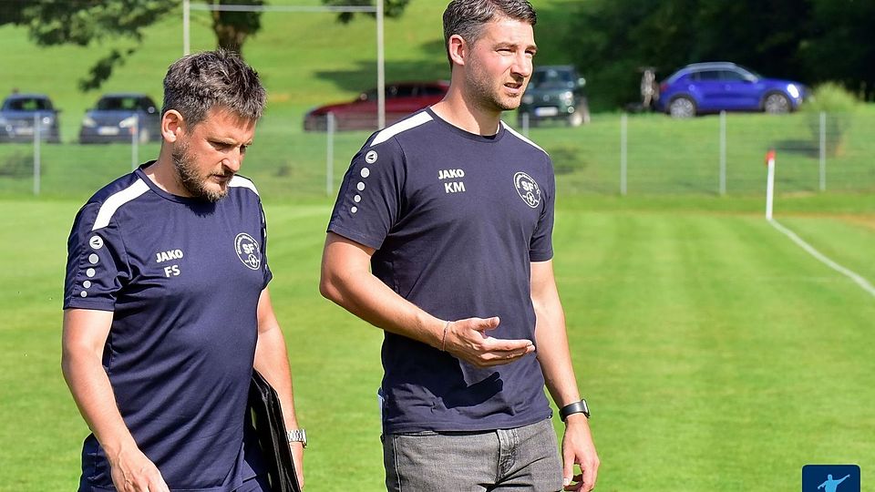 Trainer Kevin Maier (r.)