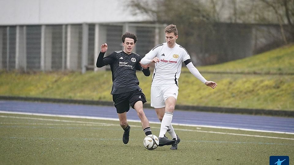 Pascal Mohr (am Ball) und seine SG Meisenheim waren am vergangenen Sonntag erfolgreich beim Test gegen die U19-Verbandsligamannschaft des SC Idar-Oberstein.