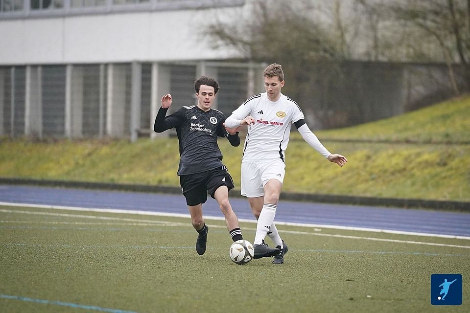 Pascal Mohr (am Ball) und seine SG Meisenheim waren am vergangenen Sonntag erfolgreich beim Test gegen die U19-Verbandsligamannschaft des SC Idar-Oberstein. Pascal Mohr (am Ball) und seine SG Meisenheim waren am vergangenen Sonntag erfolgreich beim Test gegen die U19-Verbandsligamannschaft des SC Idar-Oberstein.