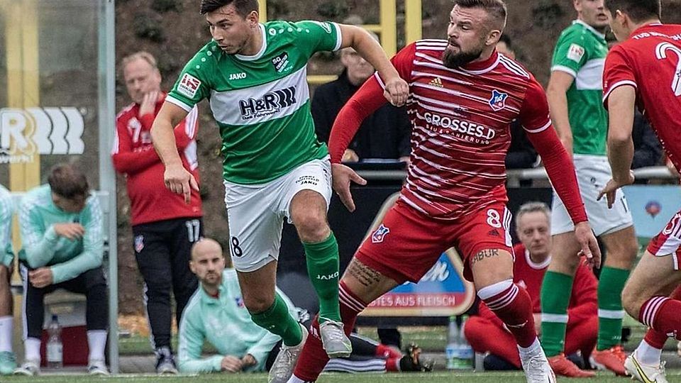 Dino Dzaferoski (rechts, im Trikot des TuS Bövinghausen) hilft beim BSV Schüren aus.