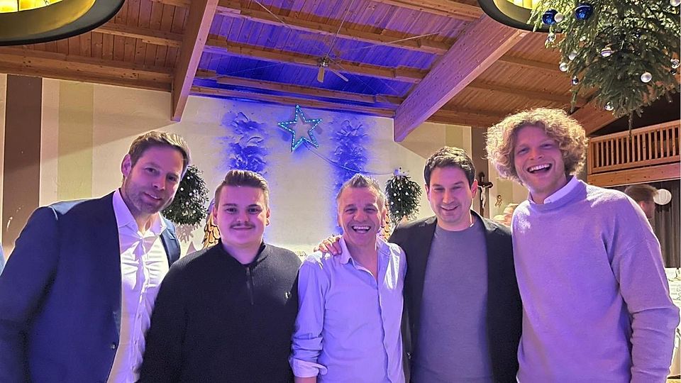 Gute Laune unterm Weihnachtsbaum: (v.r.) Kapitän Verlaat, Coach Giannikis, Wirt Sepp Burger mit Sohn Seppi und Geschäftsführer Werner.