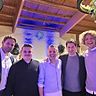 Gute Laune unterm Weihnachtsbaum: (v.r.) Kapitän Verlaat, Coach Giannikis, Wirt Sepp Burger mit Sohn Seppi und Geschäftsführer Werner.