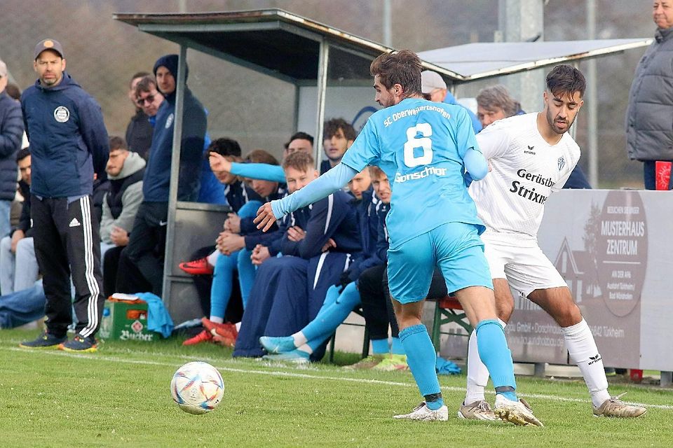 Endgültig die Kruve kriegen, wollen die Landesliga-Kicker des SC Oberweikertshofen (in Blau). Hier befreit sich Fabio Gonschior im Derby gegen Olching aus einer kniffligen Situation.