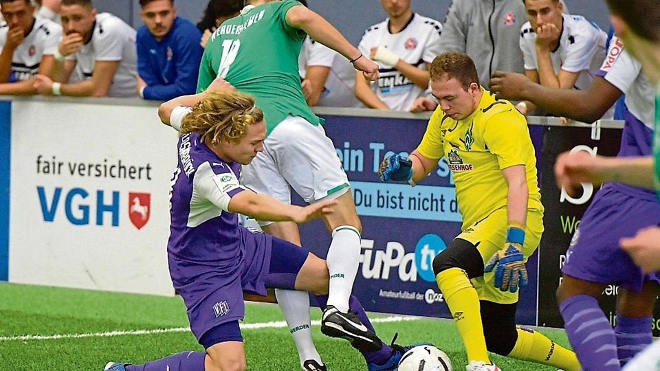 Kampf um den Ball: Die U19 des VfL Osnabrück gegen Werder Bremen III beim Solarlux-Hallenfestival.