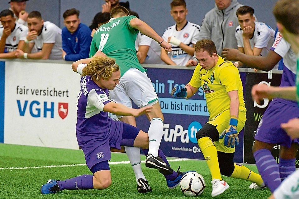 Kampf um den Ball: Die U19 des VfL Osnabrück gegen Werder Bremen III beim Solarlux-Hallenfestival.