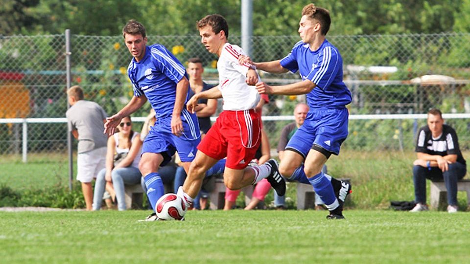 In der Regel hatte der FC Hauingen (blaue Trikots) die Sache gegen den TuS Kleines Wiesental im Griff. | Foto: Benedikt Hecht