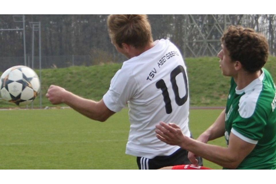 Kelheim (r. Alex Rott) revanchierte sich gegen Abensberg (l. Max Glamsch) für die 0:3-Hinrundenpleiten. Fotos: Roloff