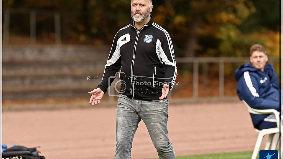 Niendorfer TSV-Coach Ali Farhadi nach der haderte mit der bitteren 3:4-Niederlage bei TuRa Harksheide.
