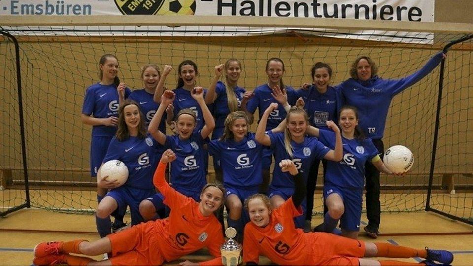 Den Siegerpokal nahmen die C-Juniorinnen des SV Meppen mit. Sie setzten sich beim Turnier von Concordia Emsbüren auch gegen ältere Konkurrenz durch. Foto: Lars Schröer