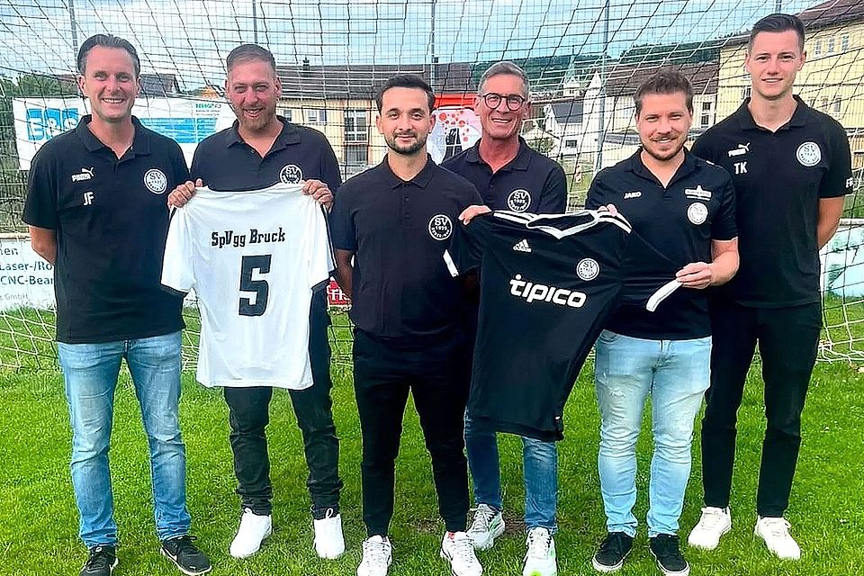 Von links: Abteilungsleiter Jörg Faltermeier, das neue Trainerteam der Ersten um Serkan Özdemir, Nikolaos Rizos und Stefan Faltermeier sowie das neue Reserve-Trainerduo Daniel Faltermeier und Timo Kinskofer.