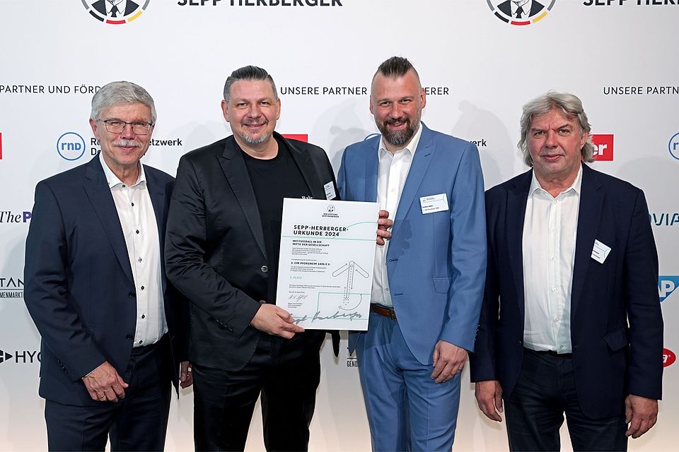 Verleihung Sepp-Herberger-Award an den 1. CfR Pforzheim (v.l.n.r.): DFB-Vizepräsident Ralph-Uwe Schaffert, Markus Geiser (Vorstandsvorsitzender 1. CfR Pforzheim), Steffen Bähr (Abteilungsleiter Inklusion 1. CfR Pforz-heim) und bfv-Präsident Ronny Zimmermann.