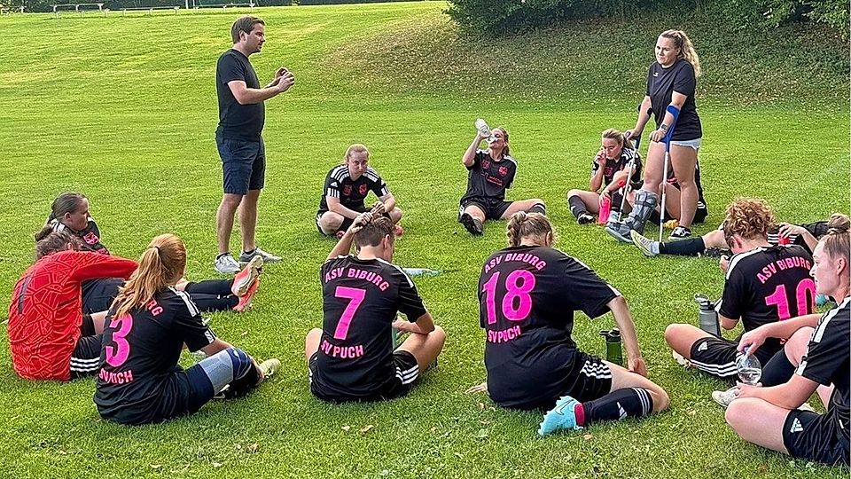 Sein erstes gemeinsames Testspiel verlor das Team von Trainer Mario Kührer (stehend l.) mit 0:5 in Adelshofen.