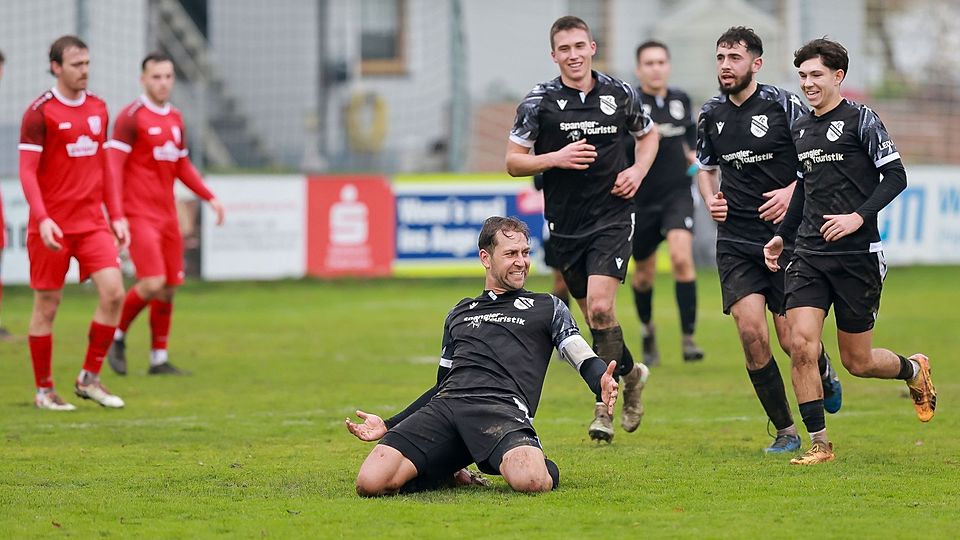 Erfolgreicher Kapitän: Ehekirchens Nico Ledl (vorne) erzielte im Derby gegen den TSV Rain einen Doppelpack - und das auch noch per Kopf.