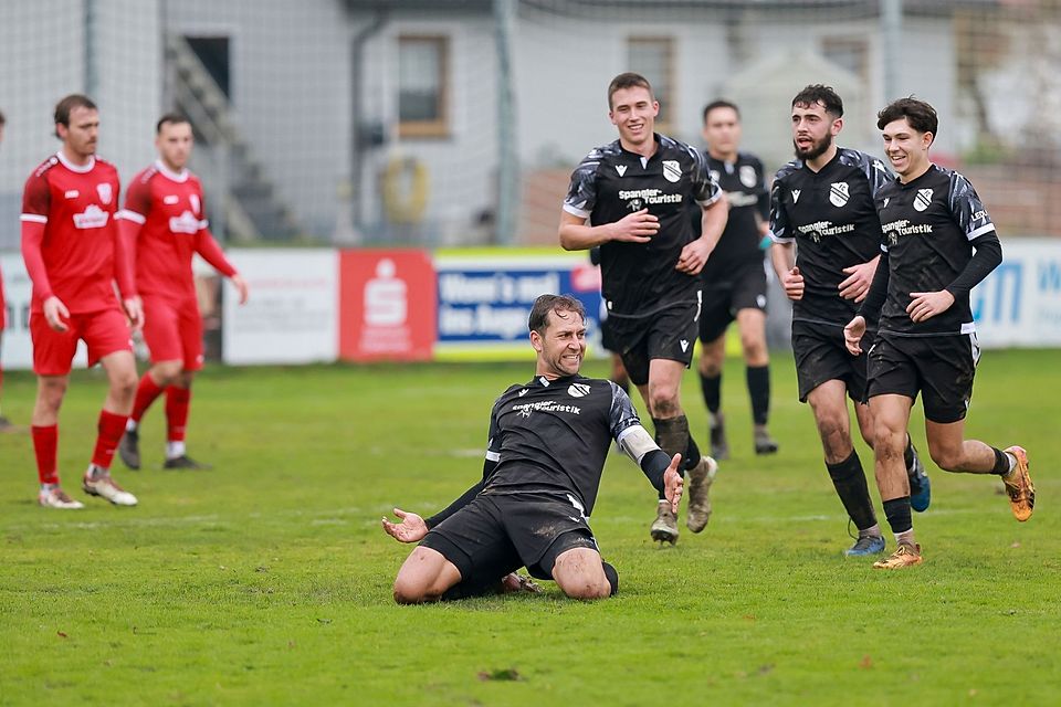 Erfolgreicher Kapitän: Ehekirchens Nico Ledl (vorne) erzielte im Derby gegen den TSV Rain einen Doppelpack - und das auch noch per Kopf.