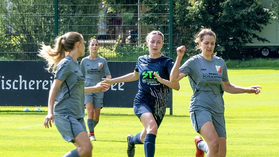Gelungener Auftakt: Die Fußballerinnen des FC Real Kreuth (grau) siegten im ersten Spiel gegen die SG Böbing-Uffing.