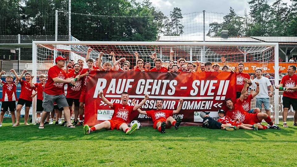 Glückwünsch an die Erlbacher zur Meisterschaft! Wie viel kostet eigentlich so ein Banner? Ich frage für nen Freund...