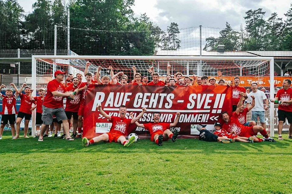 Glückwünsch an die Erlbacher zur Meisterschaft! Wie viel kostet eigentlich so ein Banner? Ich frage für nen Freund...