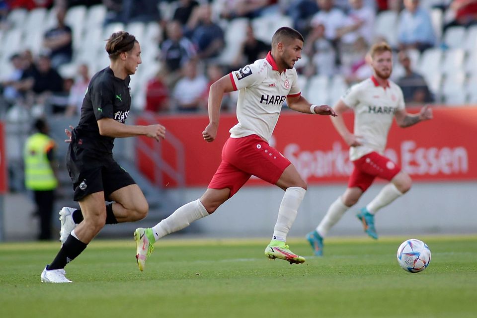 Rückblick auf den 1. Juli 2022: Erolind Krasniqi (re.) im Vorbereitungsspiel von Rot-Weiss Essen gegen Borussia Mönchengladbach im Stadion an der Hafenstraße. 