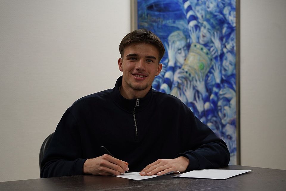 Laurenz Jennissen unterschreibt seinen ersten Profi-Vertrag.