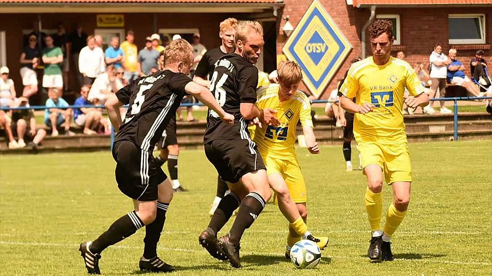 Luca Wallschläger (2. v. r., Osterrönfelder TSV) leitete den Dosenöffner ein.
