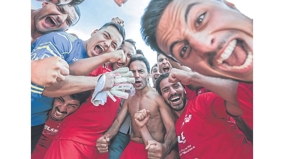So jubelt ein Nicht-Absteiger: Die zweite Mannschaft des SV Dersim Rüsselsheim feiert den 3:2-Erfolg gegen den FC Gustavsburg. Foto: Vollformat / Markus Eichelmann