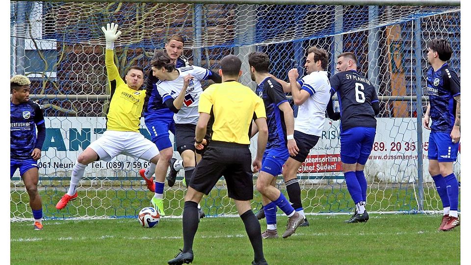 Und wieder landet der Ball nicht im Tor: Der SV Ohlstadt hält mit dem Tabellenzweiten gut mit, doch Luis Steffl (l.) und seine Mitspieler lassen beste Chancen aus.