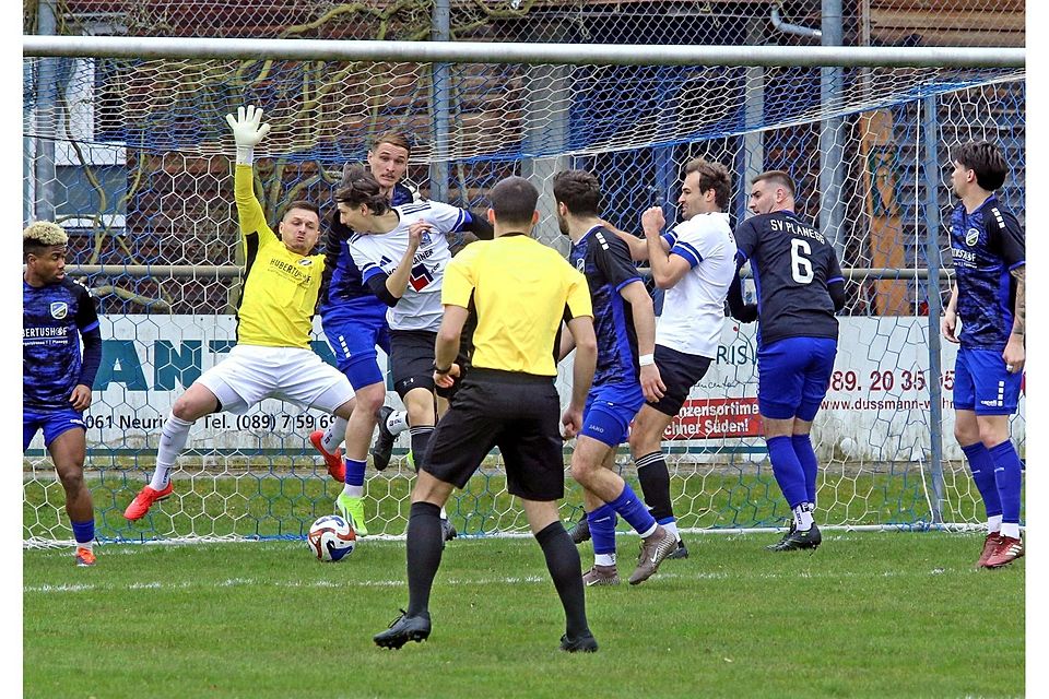Und wieder landet der Ball nicht im Tor: Der SV Ohlstadt hält mit dem Tabellenzweiten gut mit, doch Luis Steffl (l.) und seine Mitspieler lassen beste Chancen aus.