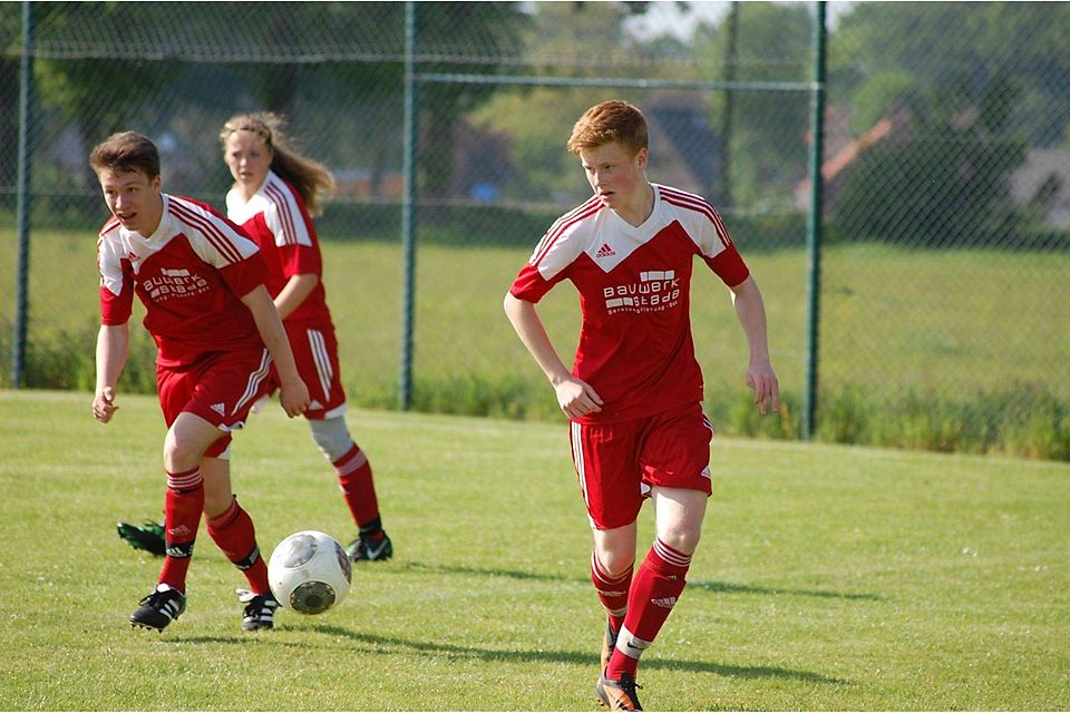 Matthias Meyer (am Ball) und Sabrina Rauch, die auf der linken Seite die Abwehr stark machten und Victor Schönn (links), der schnelle Außenspieler.