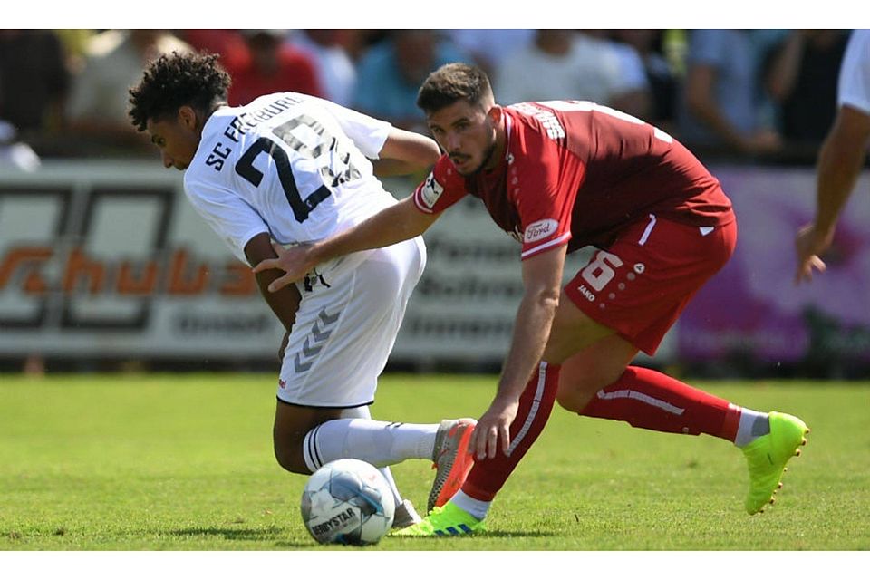 Wer kann nach dem Derby punkten? Kevin Schade (l) vom SC Freiburg II gegen Fabian Nopper (Bahlinger SC)