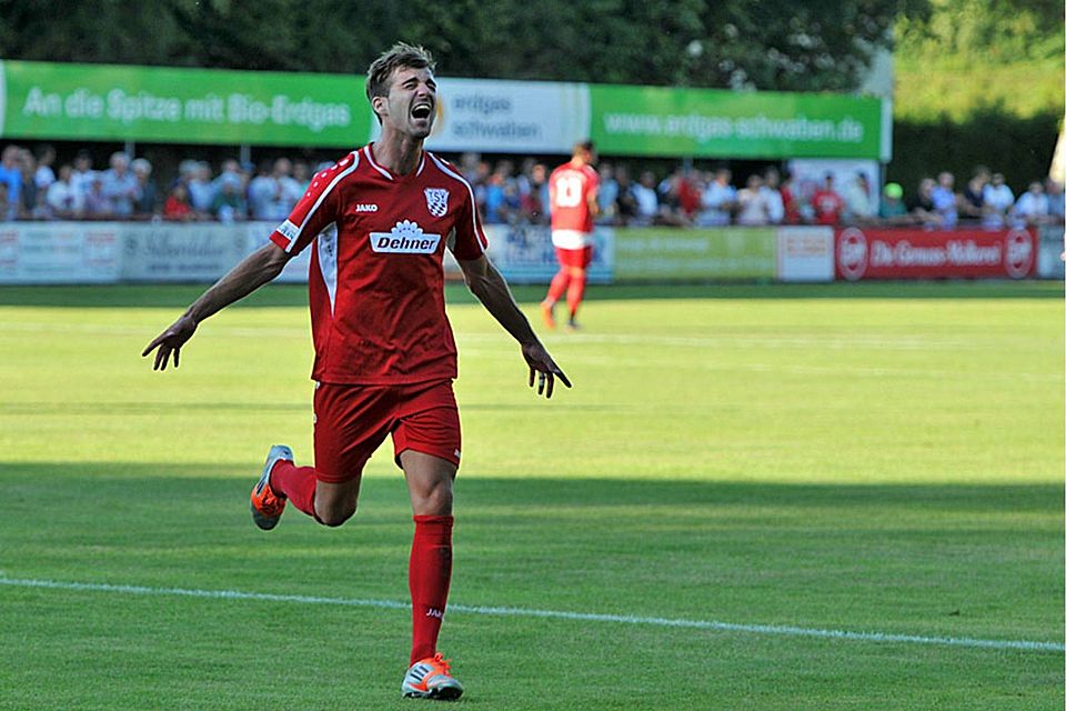 Doppelt Grund zur Freude: Marco Witasek schoss den TSV Rain mit zwei Treffern fast im Alleingang zum Sieg über die SpVgg Unterhaching. F: Jung