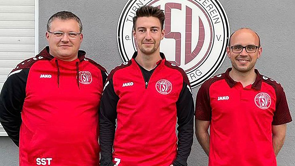 Abteilungsleiter Sven Stock (links) und Thomas Hauer (rechts) rahmen den neuen Spielertrainer des TSV Tännesberg, André Klahn, ein.