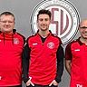 Abteilungsleiter Sven Stock (links) und Thomas Hauer (rechts) rahmen den neuen Spielertrainer des TSV Tännesberg, André Klahn, ein.