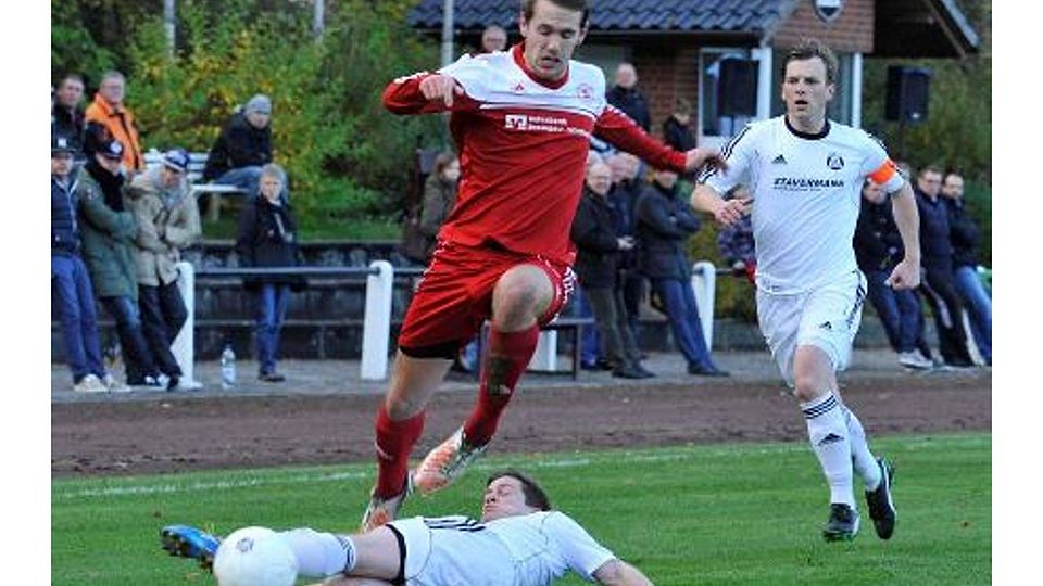 Abflug im Derby: Wallenhorsts Vincent Brüwer überspringt Mirko Schleibaum im Derby gegen Lechtingen im vergangenen November. Rechts Lechtingens Kapitän Sebastian Rüther. Foto: Hermann Pentermann