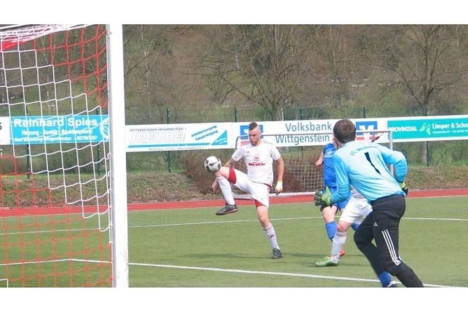 Der TSV Aue-Wingeshausen besiegte den VfL Girkhausen deutlich.  Fotos: vö/lisa