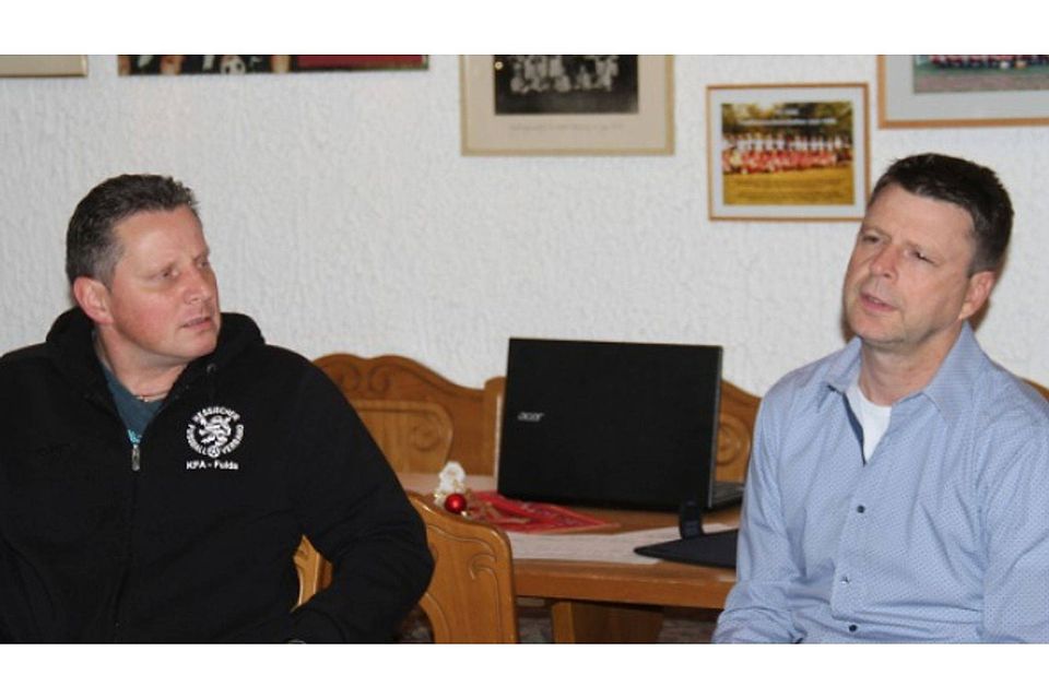 Klassenleiter Klaus Bodusch (rechts) und Kreisfußballwart Thorsten Beck bei der Restrundenbesprechung der Fußball-Kreisoberliga Fulda Mitte.	Foto: rg