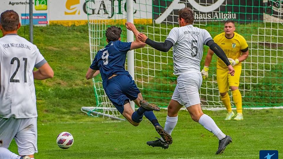 Marius Lipp (links) wurde vom Neugablonzer Christoph Sax im Strafraum gelegt. Was der SG Betzigau/Wildpoldsried einen zwischenzeitlichen 2:1-Erfolg bescherte.