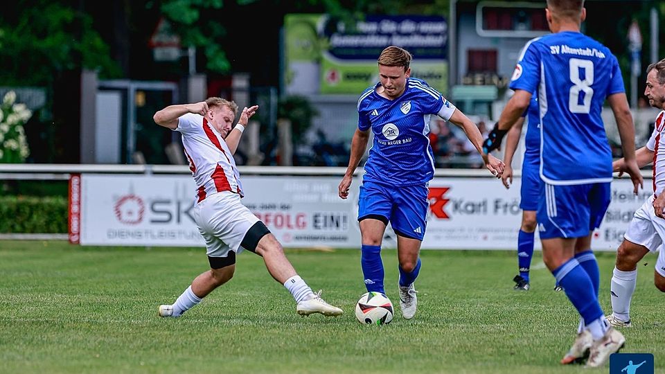 Aufsteiger SV Altenstadt/VOH (in Blau) überwintert auf einem beeindruckenden sechsten Tabellenplatz.