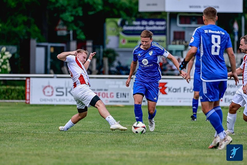 Aufsteiger SV Altenstadt/VOH (in Blau) überwintert auf einem beeindruckenden sechsten Tabellenplatz. Aufsteiger SV Altenstadt/VOH (in Blau) überwintert auf einem beeindruckenden sechsten Tabellenplatz.