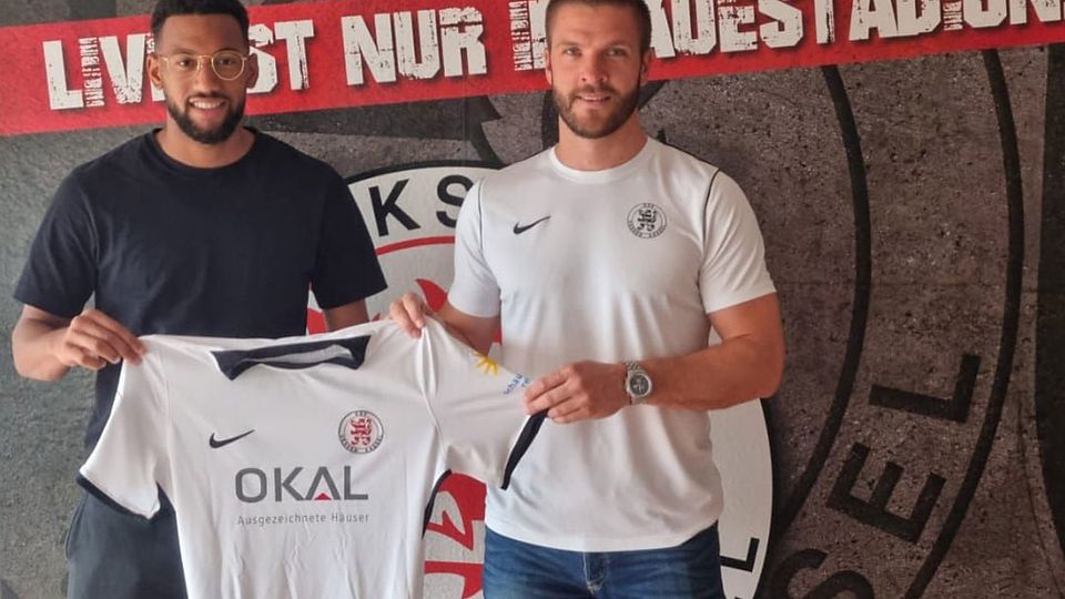 Noah Jones (li.) läuft künftig für den KSV Hessen Kassel auf. Im Bild mit Trainer Tobias Damm. 