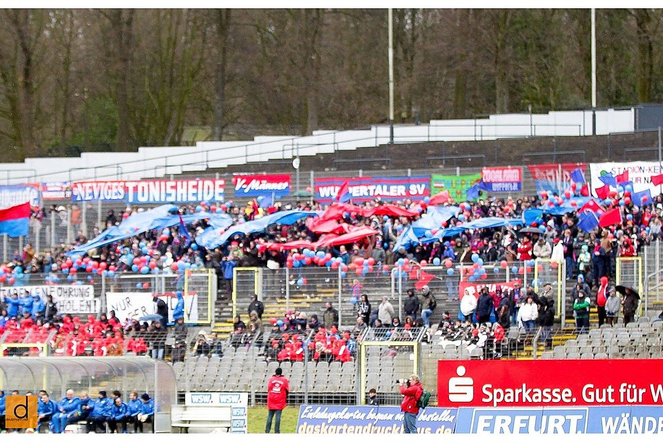 7 500 Zuschauer und eine Choreo: Beim Heimspiel des Wuppertaler SV gegen die SSVg Velbert wurde einiges geboten. F: Christian Deutzmann