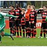 Die Bremer A-Junioren starten jubelnd durch, die Bayer-Spieler schauen enttäuscht zu., Foto: Uli Herhaus